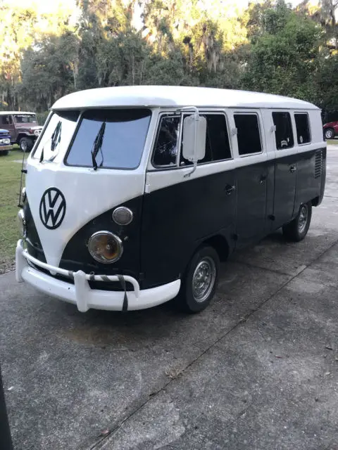 1975 Volkswagen Bus/Vanagon bus