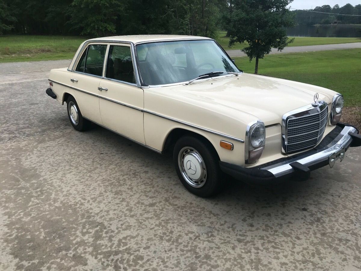 1976 Mercedes-Benz 240