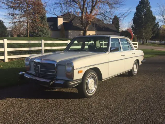 1976 Mercedes-Benz 200-Series