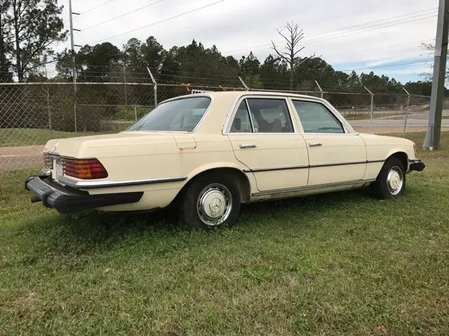 1976 Mercedes-Benz 200-Series