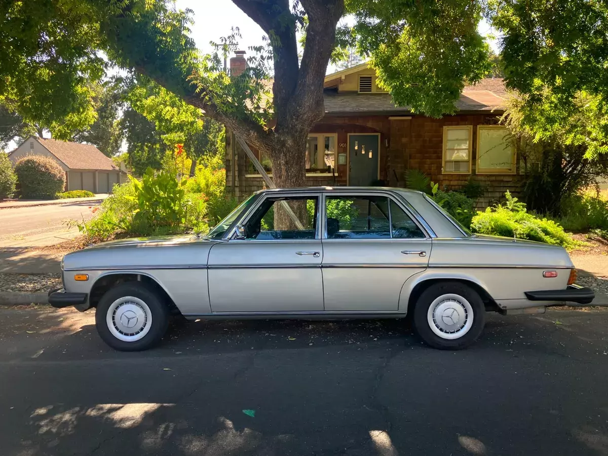 1976 Mercedes-Benz 300-Series