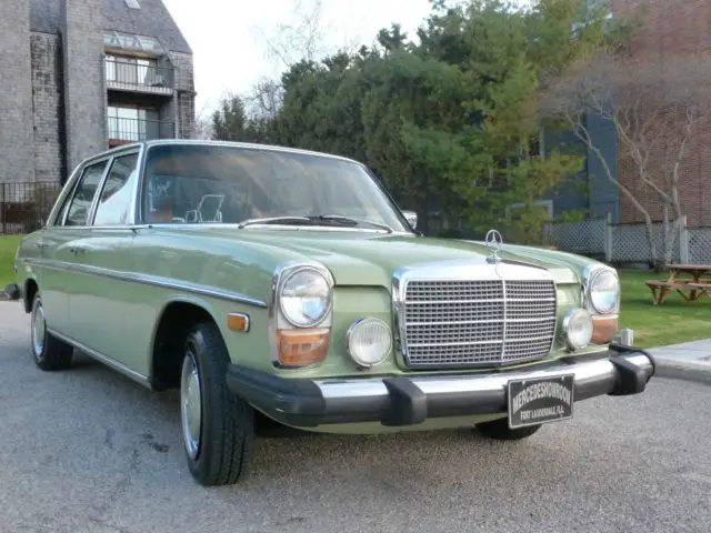 1976 Mercedes-Benz 200-Series 230