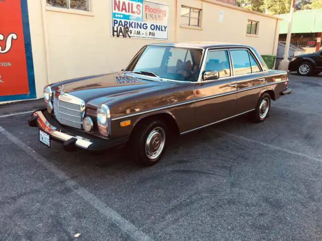 1976 Mercedes-Benz 200-Series