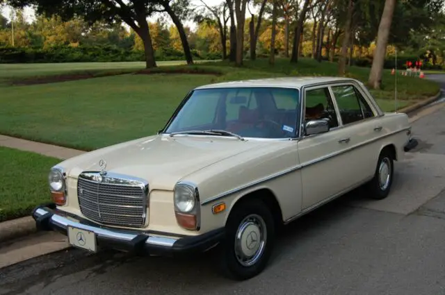 1976 Mercedes-Benz 200-Series 240D