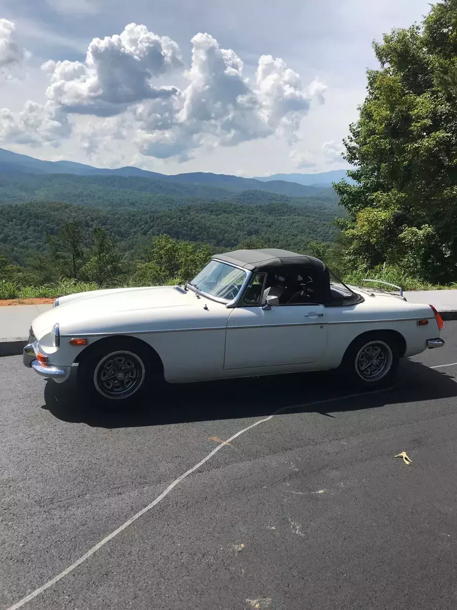 1976 MG MGB White Pearl paint