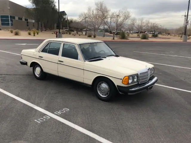 1977 Mercedes-Benz 200-Series 4door