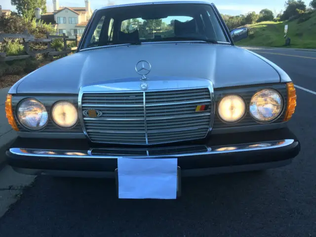 1977 Mercedes-Benz 200-Series