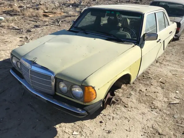 1977 Mercedes-Benz 200-Series