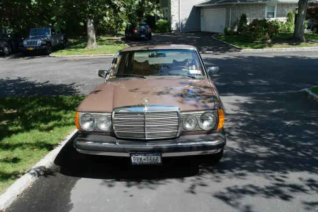 1978 Mercedes-Benz 200-Series Sedan