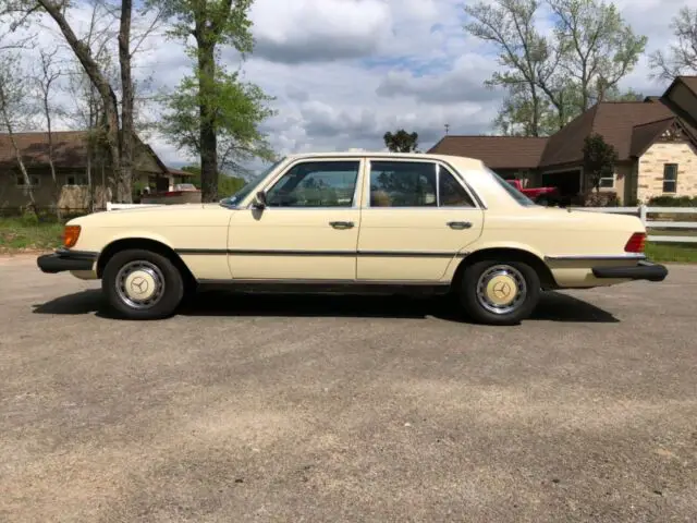 1979 Mercedes-Benz 200-Series SE