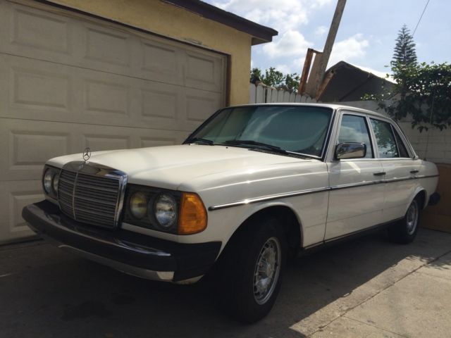 1980 Mercedes-Benz 200-Series