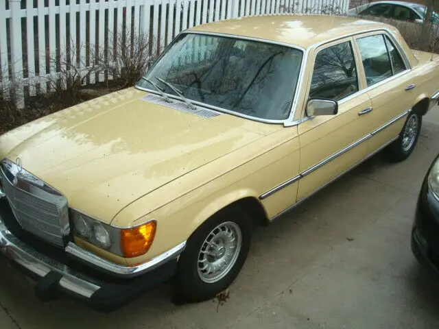 1980 Mercedes-Benz 200-Series