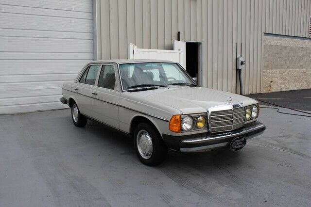 1980 Mercedes-Benz 200-Series