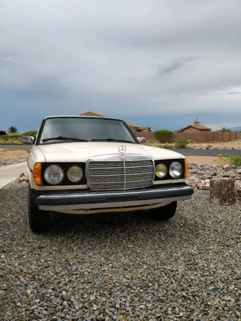 1981 Mercedes-Benz 200-Series