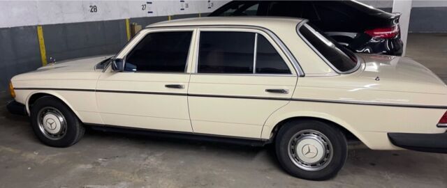 1981 Mercedes-Benz 200-Series