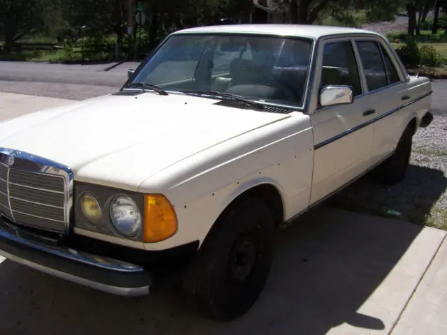 1981 Mercedes-Benz 200-Series Base