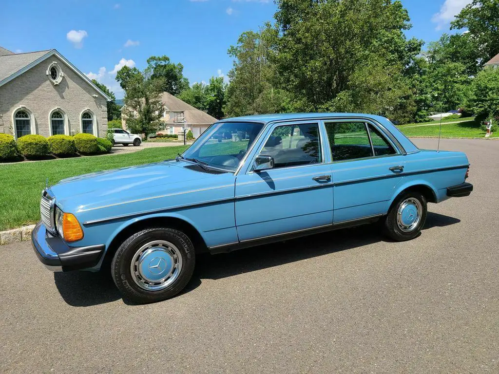 1981 Mercedes-Benz 200-Series