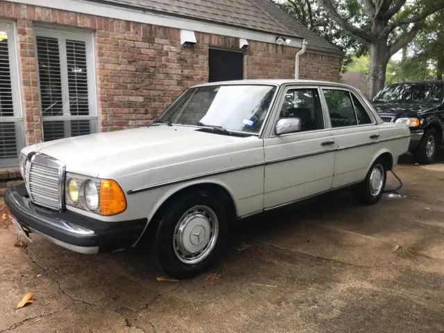 1981 Mercedes-Benz 200-Series