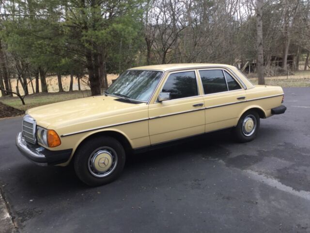 1981 Mercedes-Benz 200-Series Manual windows and sunroof