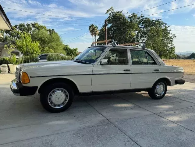 1981 Mercedes-Benz 200-Series