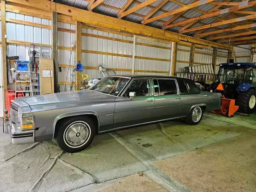 1982 Cadillac Fleetwood FORMAL