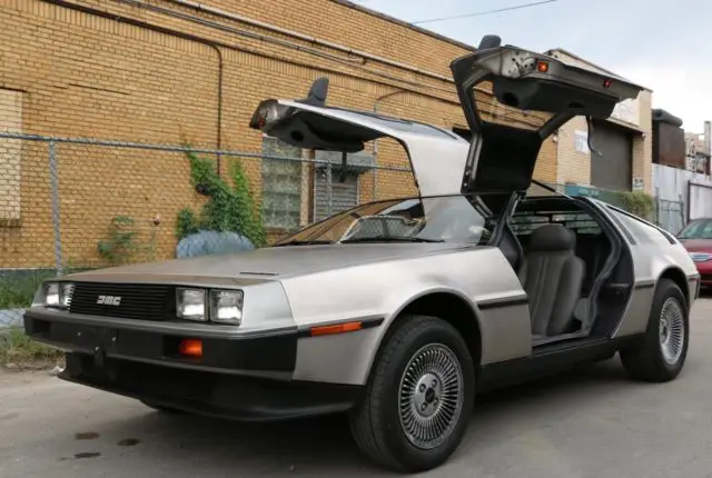 1982 DeLorean DMC-12 DMC-12