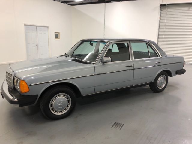 1982 Mercedes-Benz 200-Series