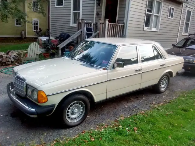 1982 Mercedes-Benz 300-Series W123