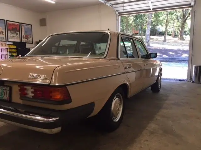 1983 Mercedes-Benz 200-Series