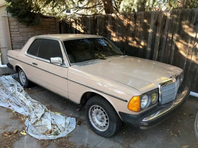 1983 Mercedes-Benz 300-Series Factory