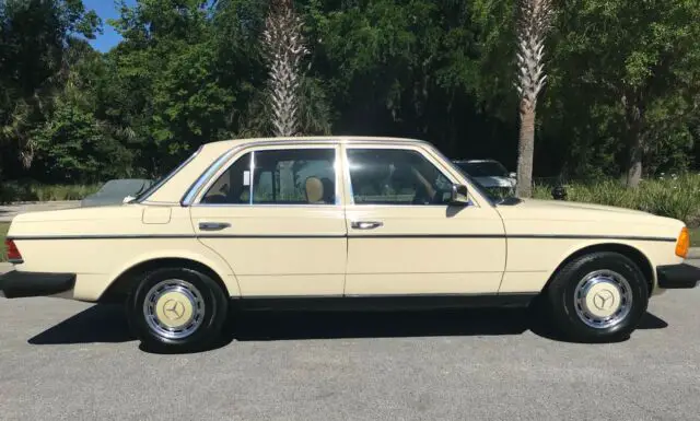 1983 Mercedes-Benz 200-Series