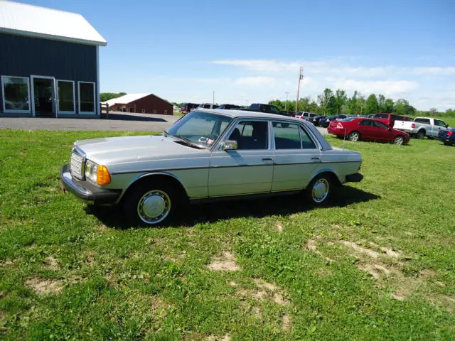 1983 Mercedes-Benz 200-Series