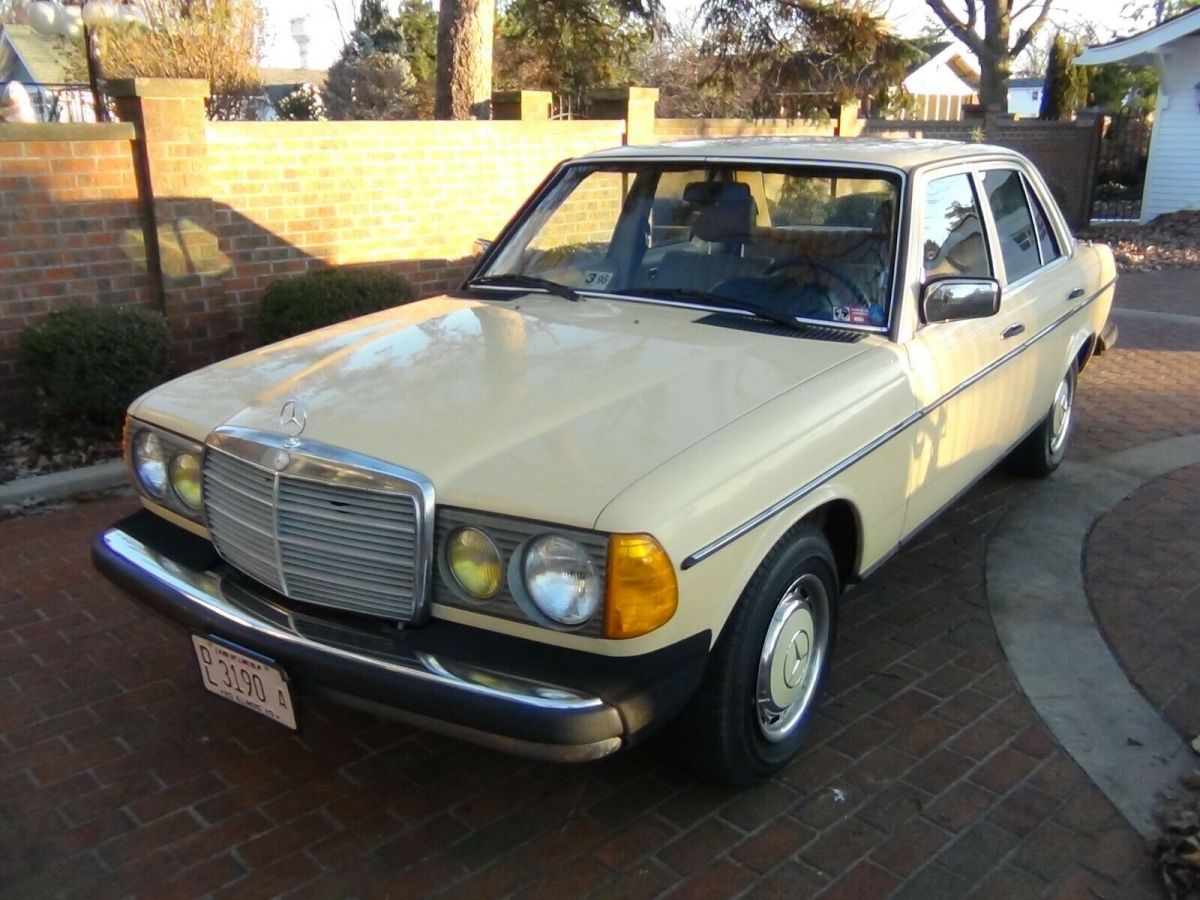 1983 Mercedes-Benz 200-Series
