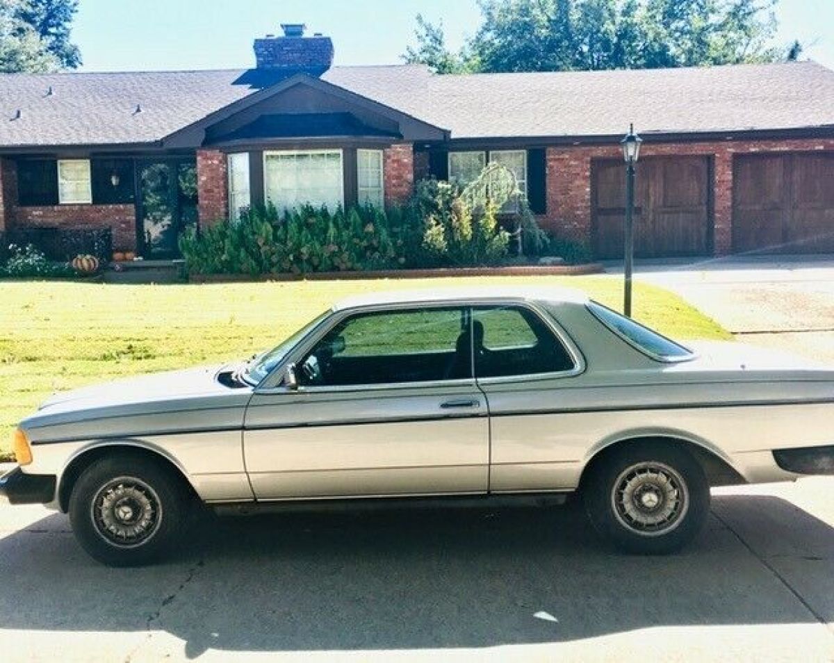 1983 Mercedes-Benz 300-Series SILVER W/ BLACK TRIM