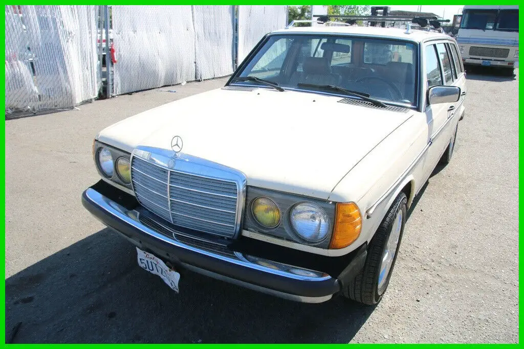 1983 Mercedes-Benz 300-Series 4 Dr Turbodiesel