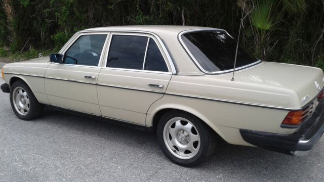 1983 Mercedes-Benz 200-Series 4 DOOR