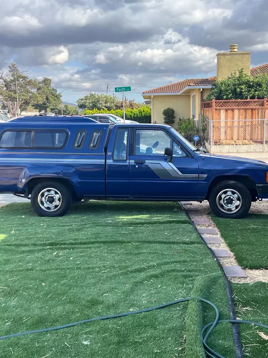 1984 Toyota Pickup XTRACAB RN56 SR5