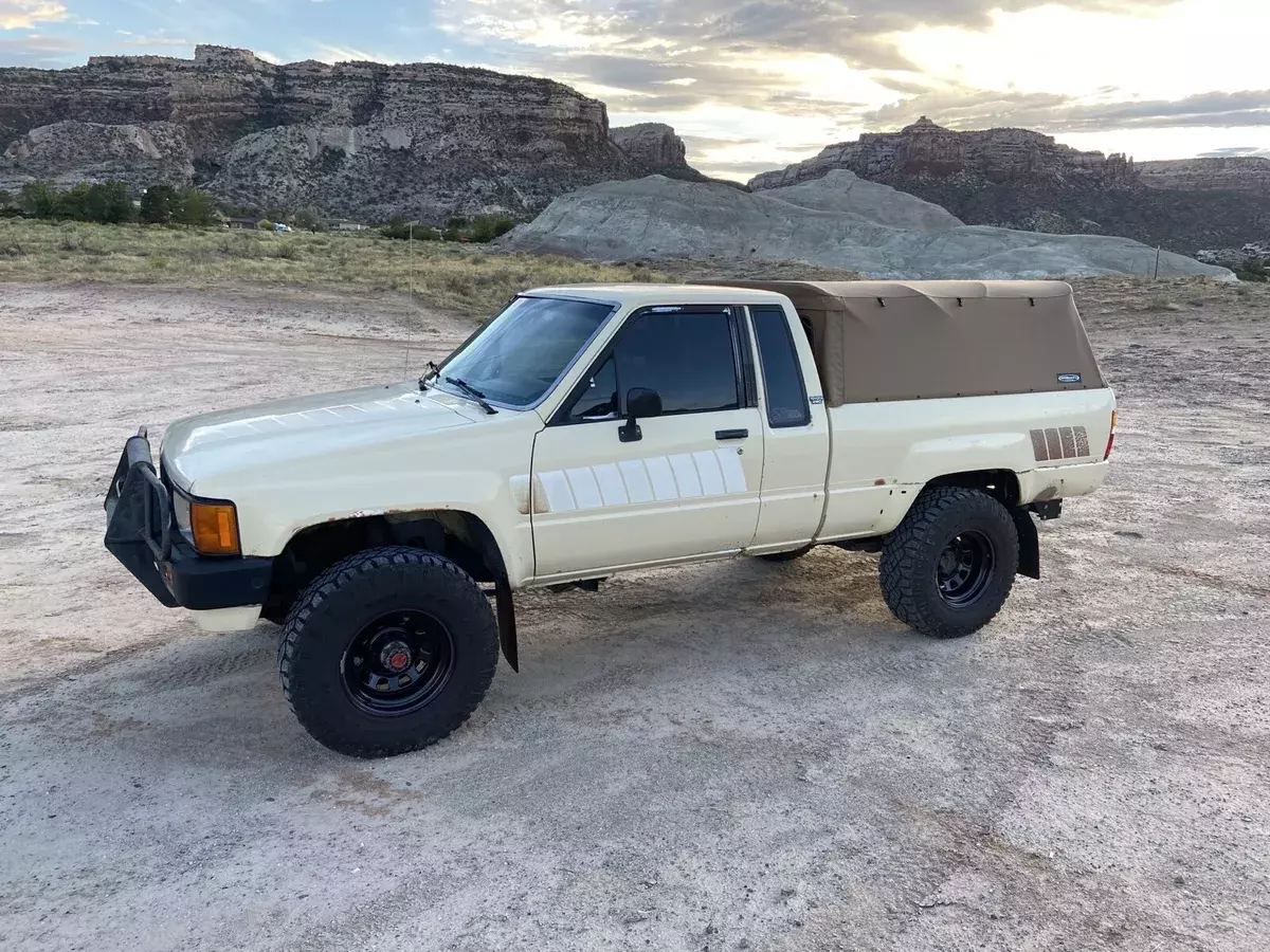 1984 Toyota Pickup XTRACAB RN66 SR5