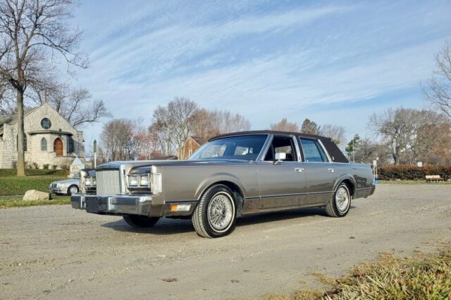 1985 Lincoln Town Car --