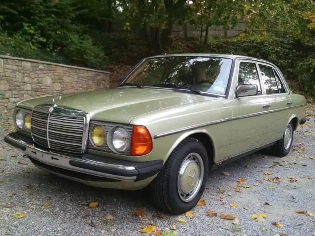 1985 Mercedes-Benz 200-Series