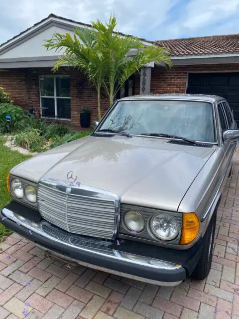 1985 Mercedes-Benz 300D DT