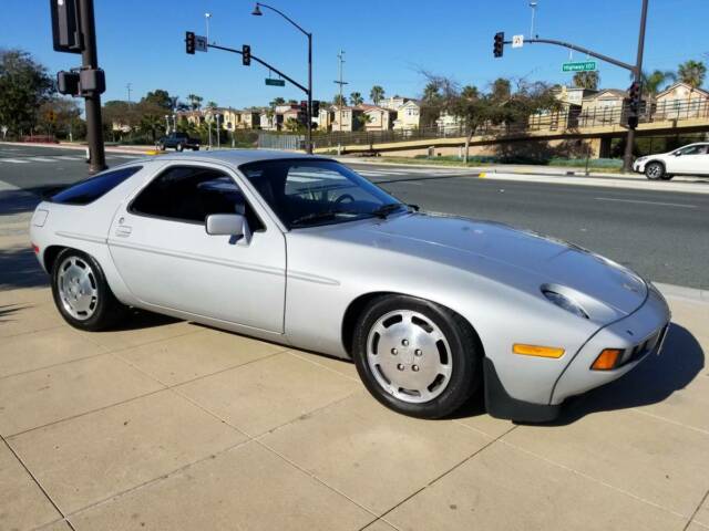 1985 Porsche 928 LIVE YOUR RISKY BUSINESS DREAMS