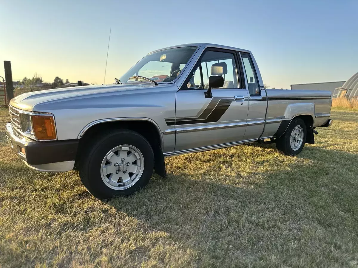 1985 Toyota Pickup XTRACAB RN59 SR5