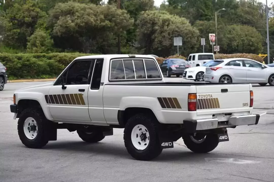 1985 Toyota Pickup XTRACAB RN66 SR5