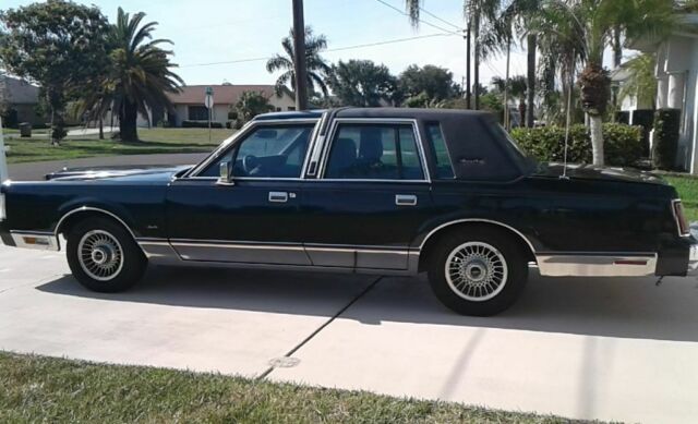 1986 Lincoln Town Car SIGNATURE SERIES