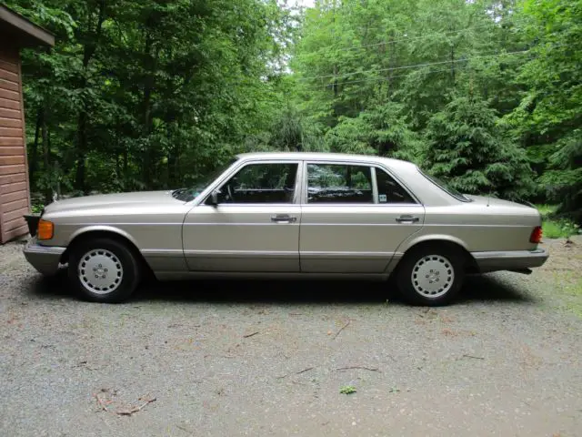 1986 Mercedes-Benz 400-Series Red