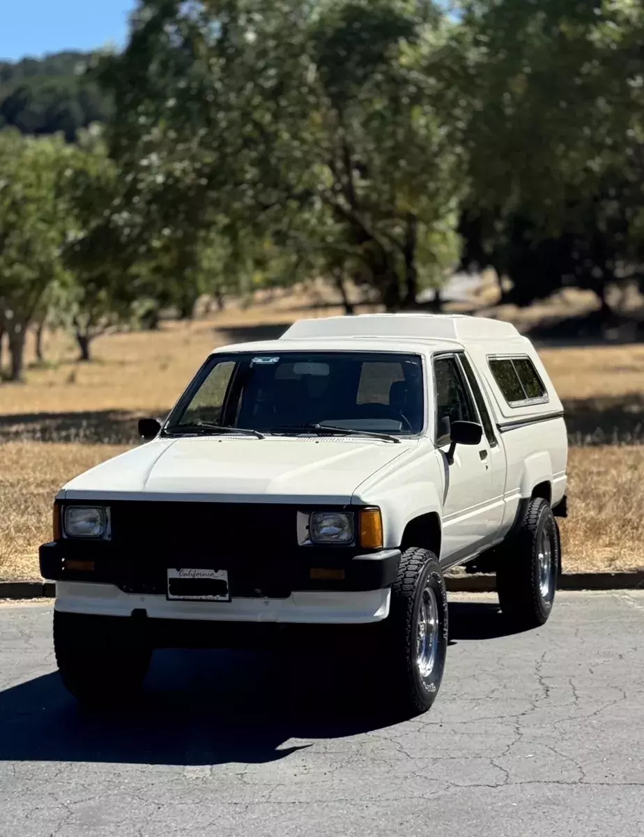 1986 Toyota Pickup XTRACAB RN66 SR5