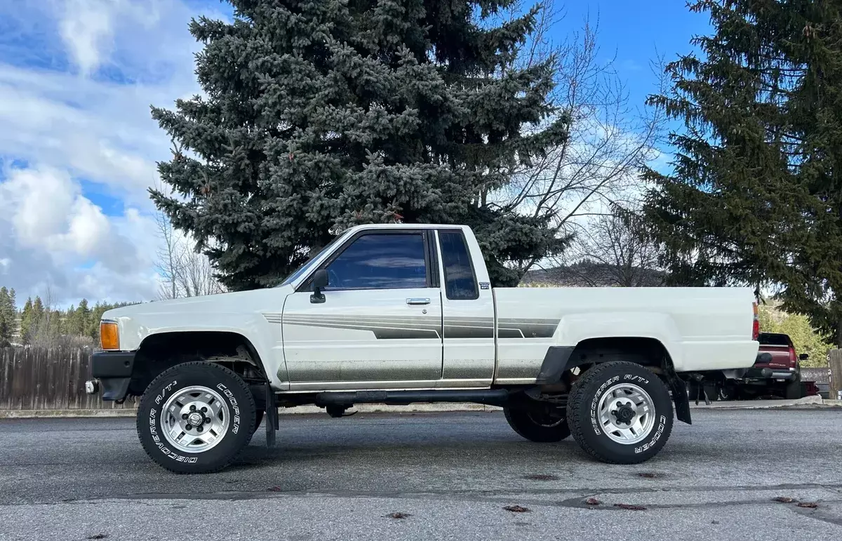 1986 Toyota Pickup XTRACAB RN66 SR5