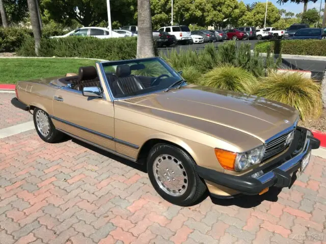 1987 Mercedes-Benz SL-Class 1987 MERCEDES BENZ 560 SL. CHAMPAGNE WITH BRAZIL.