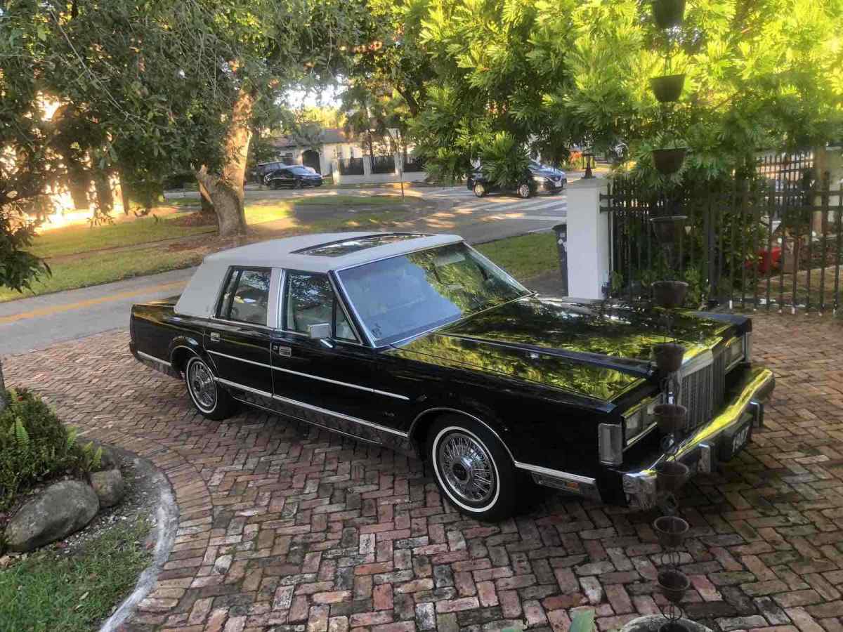 1987 Lincoln Town Car SIGNATURE